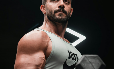 Как да правим бицепсово сгъване: правилна форма, вариации и често срещани грешки